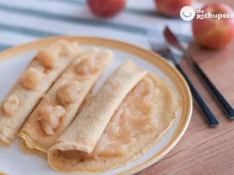 Pancakes stuffed with applesauce