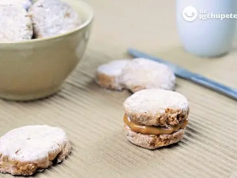 Cookies filled with dulce de leche