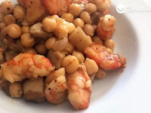 Chickpeas with prawns and boletus