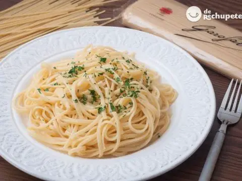 Spaghetti or linguine with Alfredo sauce