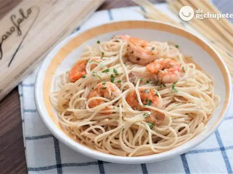 Spaghetti with prawns (Spaghettini with prawns, garlic and chilli)