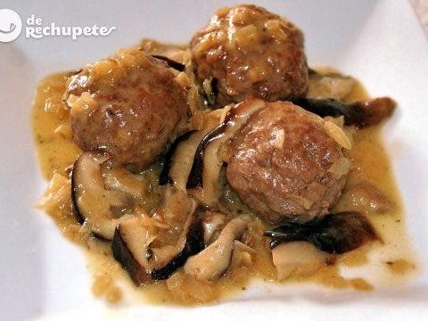 Meatballs in mushroom sauce