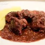 Cheeks with wine sauce and prunes