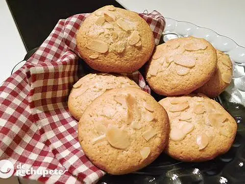 Butter cookies with orange and almond