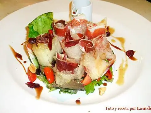 Iberian ham and melon salad with dried fruit vinaigrette