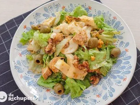 Chicken salad with Arzúa cheese and walnuts