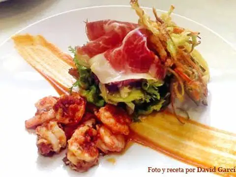 Warm prawn salad in tempura