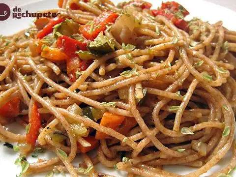 Spaghetti with pate and vegetables