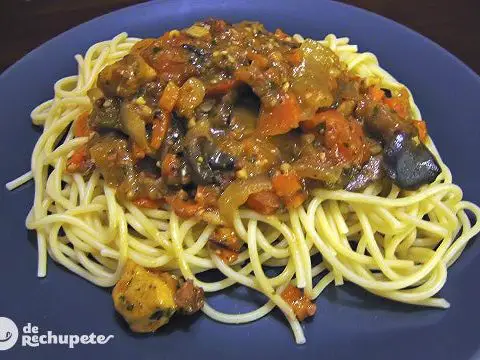 Spaghetti with chicken and mushrooms