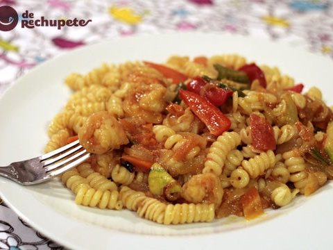 Pasta with vegetables and curried prawns