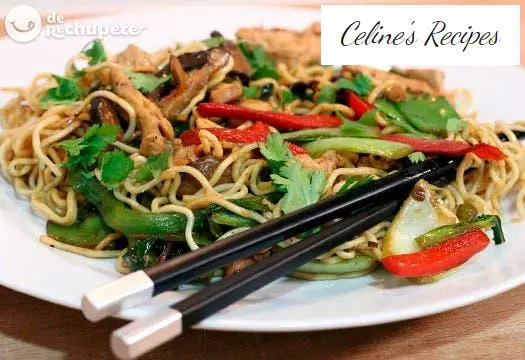 Chinese fried noodles with chicken and vegetables