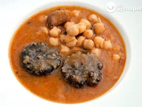 Chickpeas with blood sausage