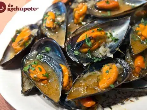 Mussels with marinara sauce. Quick and easy recipe