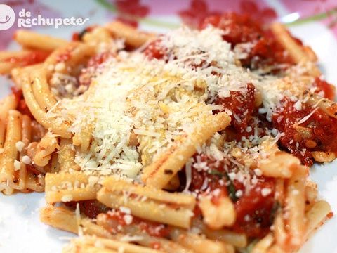 Pasta with spicy tomato sauce