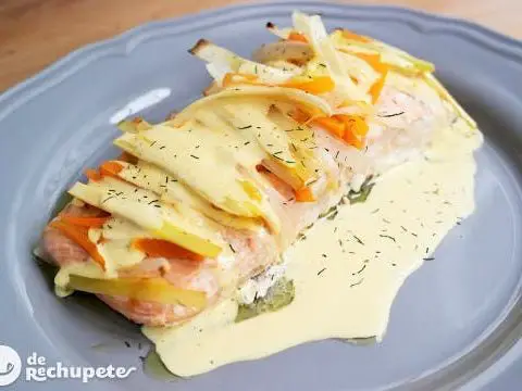 Papillote salmon with hollandaise sauce