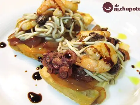 Toast with eels, octopus and prawns