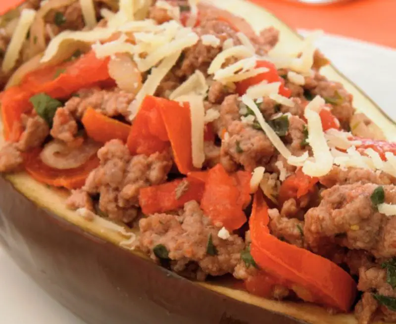 Aubergines stuffed with ground beef and tomato