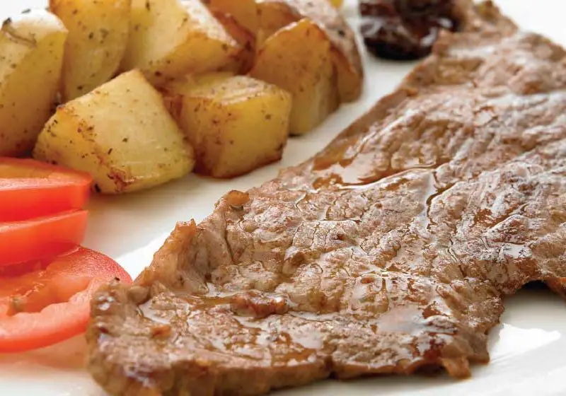 Steak with aromatic potatoes: easy and delicious recipe