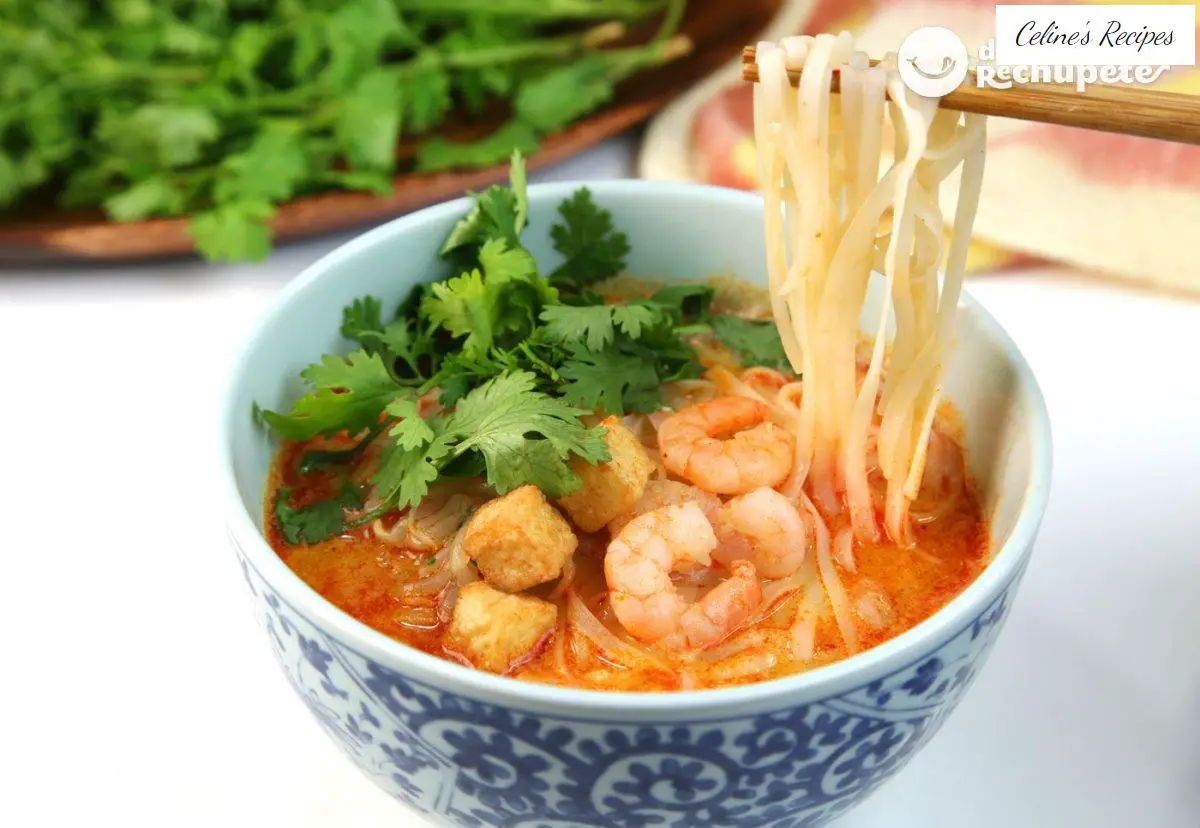Curry laksa. Malaysian Curry and Prawn Soup Recipe